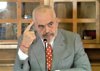 Rama mbledh krerët e Bashkive në Kryeministri: “Ju thirra t’i vini gishtin kokës! Kush luan me taksat e shqiptarëve, kush fut duart në xhepin e tyre, është thjesht i vetëm me avokatin para drejtësisë”