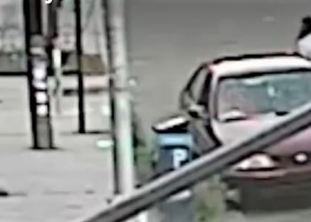 E ëma shpëton të birin nga rrëmbimi. Ia tërheq rrëmbyesit nga dritarja e makinës (video)