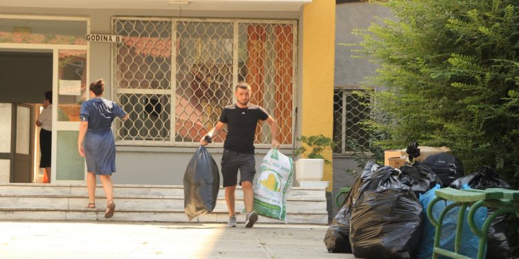 Dëbimi i studentëve nga godinat e Qytetit Studenti për strehimin e refugjatëve afganë. Reagime të forta në rrjet (foto)