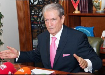 Berisha nuk tërhiqet`, dorëzon padinë ndaj Blinkenit:  “Mbroj dinjitetin tim.  Kërkoj transparencë përpara shqiptarëve që më kanë votuar për 30 vjet”