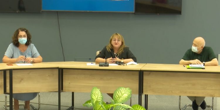 Shtohen të prekurit me Delta, Komiteti Teknik i Ekspertëve nuk ndryshon asnjë masë: “Po t’i zbatojmë mirë, bëjnë punë”