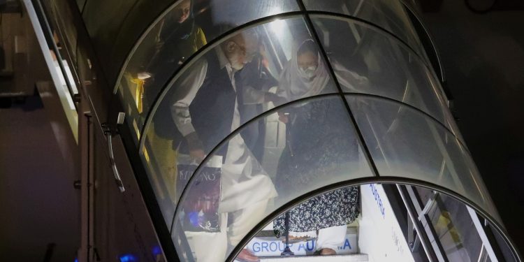 Mbërrijnë afganët e parë