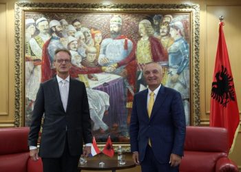 Vjen ambasadori i ri i Hollandës. Meta i uron mirëseardhjen