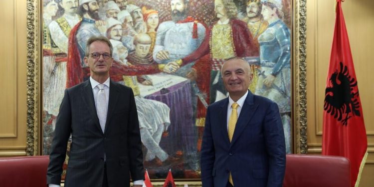 Vjen ambasadori i ri i Hollandës. Meta i uron mirëseardhjen