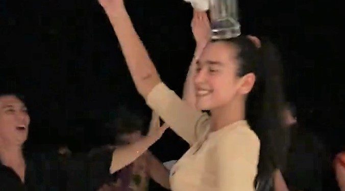 Dua Lipa ia merr valles: “Më thuaj që je shqiptar, pa më thënë që je shqiptar”