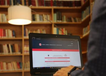 Ministria e Arsimit rihap e-Albania-n. Prindërit mund t’i regjistrojnë fëmijët edhe në shkolla jashtë zonës së banimit