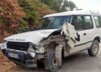 Me dy shoqe në fuoristradë, 22 vjeçarja nxjerr nga rruga furgonin me pasagjerë.  Bilanci: 5 të vdekur dhe 4 të plagosur