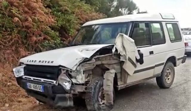 Me dy shoqe në fuoristradë, 22 vjeçarja nxjerr nga rruga furgonin me pasagjerë.  Bilanci: 5 të vdekur dhe 4 të plagosur