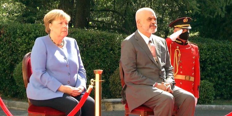 Kancelarja Merkel mbërrin në Tiranë