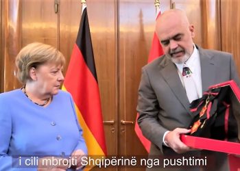 Rama i jep Merkelit “Yllin e Mirënjohjes”. I shpjegon simbolin e Skënderbeut: “Na ka mbrojtur nga pushtuesit…”