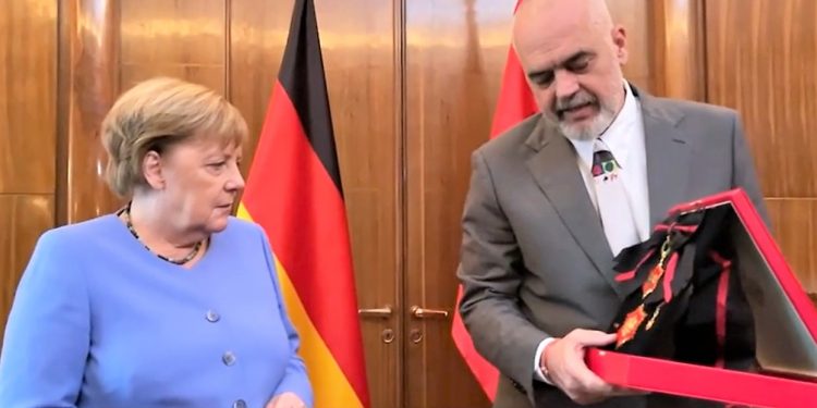 Rama i jep Merkelit “Yllin e Mirënjohjes”. I shpjegon simbolin e Skënderbeut: “Na ka mbrojtur nga pushtuesit…”