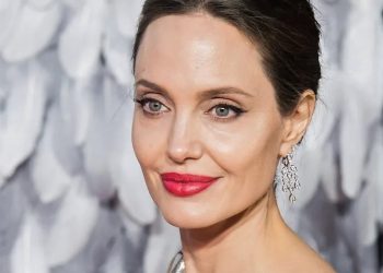 “E lashë tim shoq se druhesha për sigurinë e familjes sime”. Angelina Jolie flet për divorcin me Brad Pitt