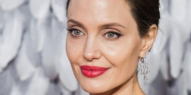 “E lashë tim shoq se druhesha për sigurinë e familjes sime”. Angelina Jolie flet për divorcin me Brad Pitt