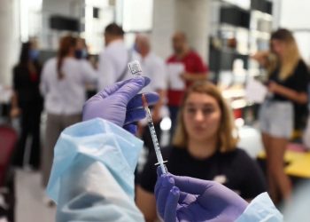 Nis vaksinimi i studentëve nëpër auditore/ Manastriliu: “Fokusi ynë tek fëmijët”