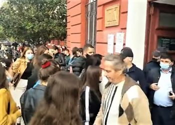 Nisin universitetet, studentët përplasen me stafet e fakulteteve:  ‘Ç’lesh vaksinash thoni, universiteti është i yni!’(video)