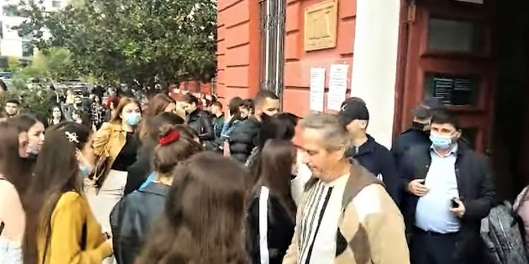 Nisin universitetet, studentët përplasen me stafet e fakulteteve:  ‘Ç’lesh vaksinash thoni, universiteti është i yni!’(video)