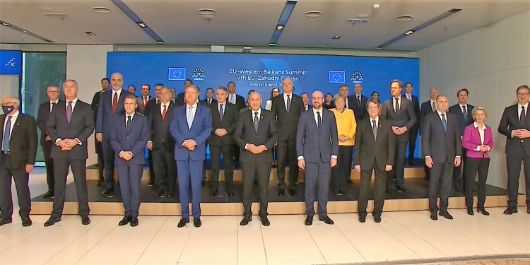 Krerët e Evropës mblidhen në Slloveni për fatin e anëtarësimit të Ballkanit Perëndimor. Rama krah Rutte-s, Macron-it dhe Orban-it (foto)