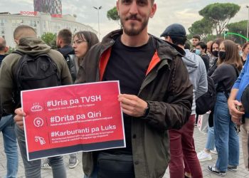 Kriza energjitike/ Shqiptarët protestojnë përpara Kryeministrisë ndaj rritjes së çmimeve