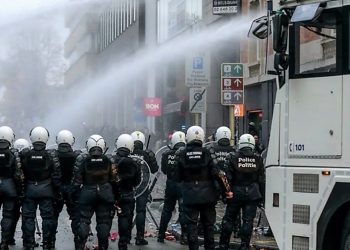 Covid-19/ Austria e bën vaksinimin detyrim ligjor. Pas protestave, rikthen mbylljen e plotë të vendit