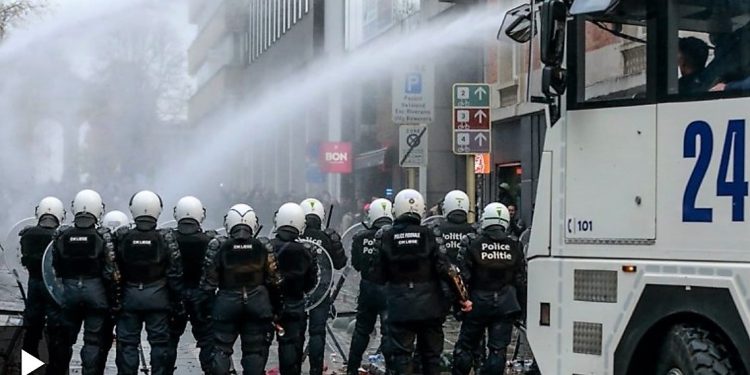 Covid-19/ Austria e bën vaksinimin detyrim ligjor. Pas protestave, rikthen mbylljen e plotë të vendit