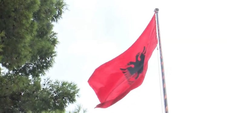 Festa e Flamurit bën bashkë Metën dhe Ramën. Dy politikanët më të lartë të vendit, as nuk e përshëndesin njëri-tjetrin (live ceremonia në Vlorë)