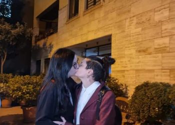 “Erdhëm me mendjen e hapur se mos ndryshonim duke dëgjuar Akilin, por hiç… Mbetem lezbike e gej!”  Xheni Karaj, ironizon pastorin që  kundërshton marrëdhëniet LGBT