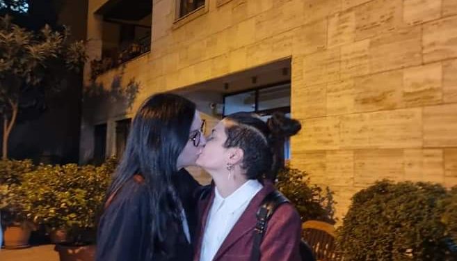 “Erdhëm me mendjen e hapur se mos ndryshonim duke dëgjuar Akilin, por hiç… Mbetem lezbike e gej!”  Xheni Karaj, ironizon pastorin që  kundërshton marrëdhëniet LGBT