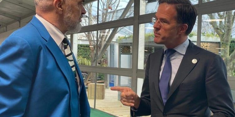Kryeministri hollandez Mark Rutte viziton sot Shqipërinë për herë të parë. Axhenda
