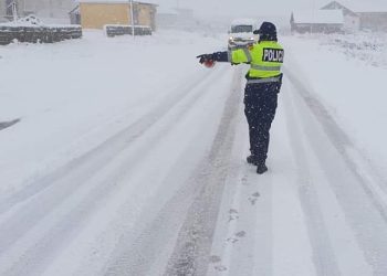 Nisin pengesat nga dëbora. Policia Rrugore njofton se nuk do të lejojë kalimin e automjeteve  drejt bypass-it në rrugën e Arbërit  pa zinxhirë