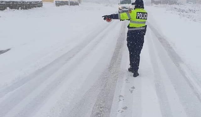 Nisin pengesat nga dëbora. Policia Rrugore njofton se nuk do të lejojë kalimin e automjeteve  drejt bypass-it në rrugën e Arbërit  pa zinxhirë
