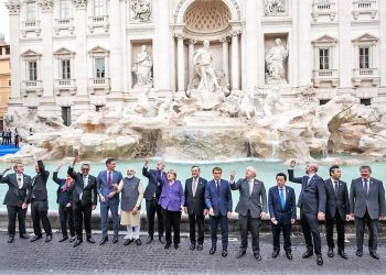 Dita e fundit e G20/ Liderat botërorë i besojnë legjendës, hedhin monedhat në Fontana di Trevi (foto)