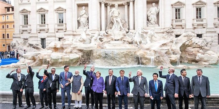 Dita e fundit e G20/ Liderat botërorë i besojnë legjendës, hedhin monedhat në Fontana di Trevi (foto)