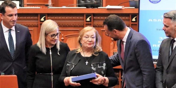 Kadaresë i jepet titulli “Kalorësi i Madh i Urdhërit të Pleiadës, i Frankofonisë dhe Dialogut mes Kulturave”