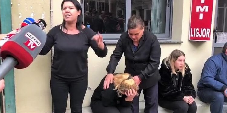 Gjykimi i Klodian Çalamanit, familjarët mësyjnë Gjykatën. E ëma: ‘Qen, ma masakrove djalin…’ (video)
