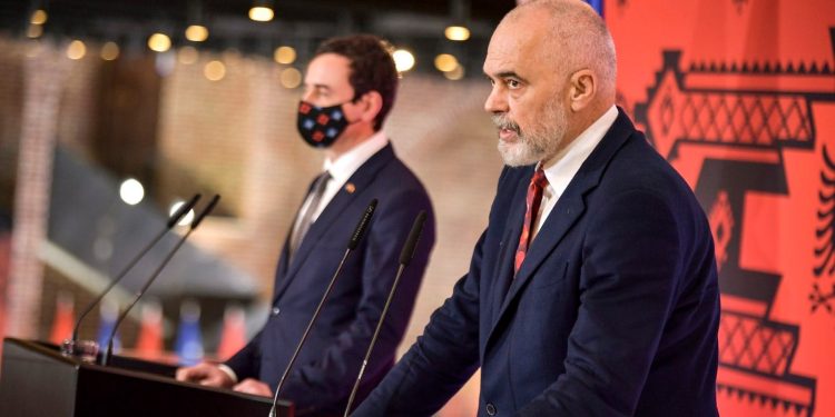 Nënshkrimi i marrëveshjeve Shqipëri-Kosovë/ Albin Kurti: “Le të flasim si diplomatë, por të punojmë si patriotë”