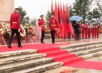 Dita e Çlirimit, nderime pranë varrezave të dëshmorëve dhe Nënës Shqipëri. Meta dhe Rama nderime pa folur pranë njëri-tjetrit (live)