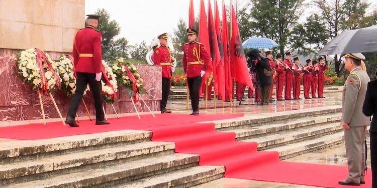 Dita e Çlirimit, nderime pranë varrezave të dëshmorëve dhe Nënës Shqipëri. Meta dhe Rama nderime pa folur pranë njëri-tjetrit (live)