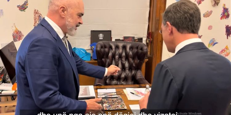 Rama habit Mark Rutte-n me zyrën e tij: “Ata flasin nga kjo anë dhe unë vizatoj…”
