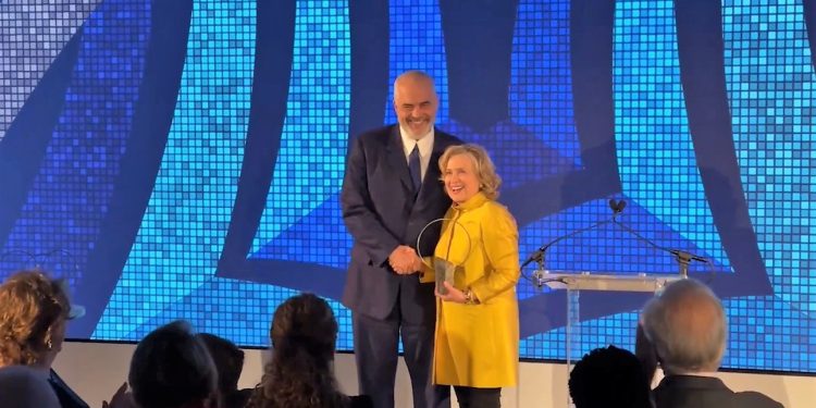 Strehoi afganasit, Rama merr nga  Hillary Clinton çmimin “Vital Voices Global”