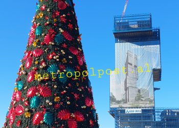 Tirana gati për festa. Ja si është zbukuruar sheshi “Skënderbej” (pamje)