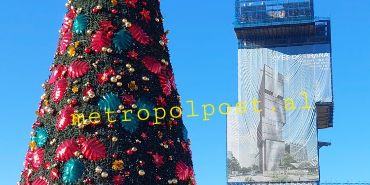 Tirana gati për festa. Ja si është zbukuruar sheshi “Skënderbej” (pamje)