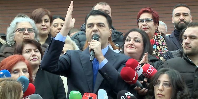 31 vjetori i PD-së/ Berisha mbledh 4932 demokratë  të shkarkojë Bashën, Basha mbledh të mbeturit të kujtojë përvjetorin: “Jam këtu për t’ju thënë, se e shkuara nuk mund të na pengojë në misionin tonë”