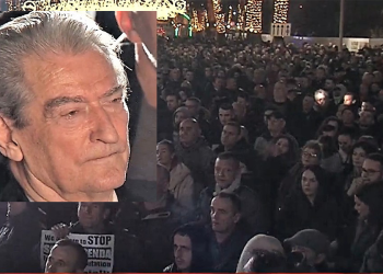 Berisha mbledh protestuesit kundër “Open Balkan”.  Mbështetësve të tij u janë bashkuar edhe të ardhur nga Kosova