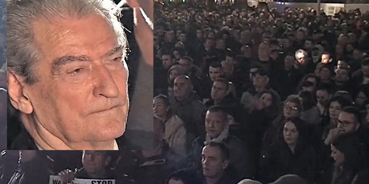Berisha mbledh protestuesit kundër “Open Balkan”.  Mbështetësve të tij u janë bashkuar edhe të ardhur nga Kosova