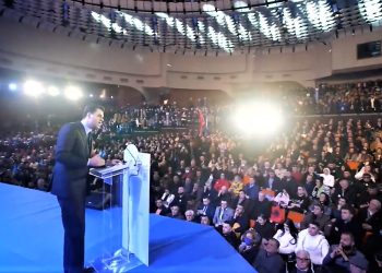 Basha rithemelon për herë të dytë PD-në:   “Kanë ndodhur akte të pangjara, që i japin këtij Kuvendi tiparin e një date historike, atë të rithemelimit të PD”. Fton demokratët të përjashtojnë Berishën