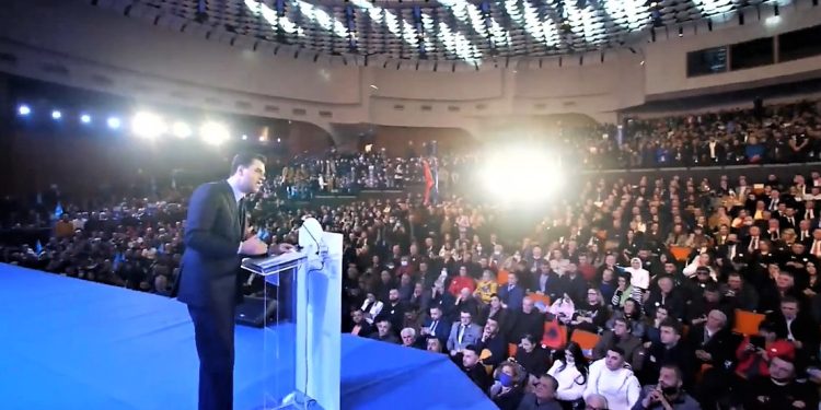 Basha rithemelon për herë të dytë PD-në:   “Kanë ndodhur akte të pangjara, që i japin këtij Kuvendi tiparin e një date historike, atë të rithemelimit të PD”. Fton demokratët të përjashtojnë Berishën