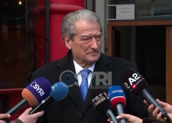 Pas shpalljes historike prej Bashës, dita e sotme cilësohet historike edhe prej Berishës. Ish kreu i PD-së, nis nga ftesat për protesta masive, akuzon Bashën se e ka mbushur sallën me nxënës shkollash