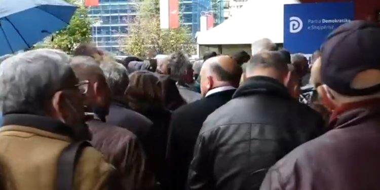 Mblidhen delegatët demokratë për të shkarkuar Bashën. Berisha pret t’i dorëzohen çelësat për rithemelimin e PD-së