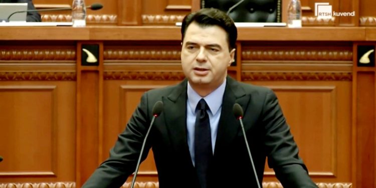 “Këtu paratë derdhen lumë për çekapin që i nxjerr burrat me barrë e gratë me prostatë”. Basha e cilëson falsitet e propagandë ligjin për fëmijët e Republikës