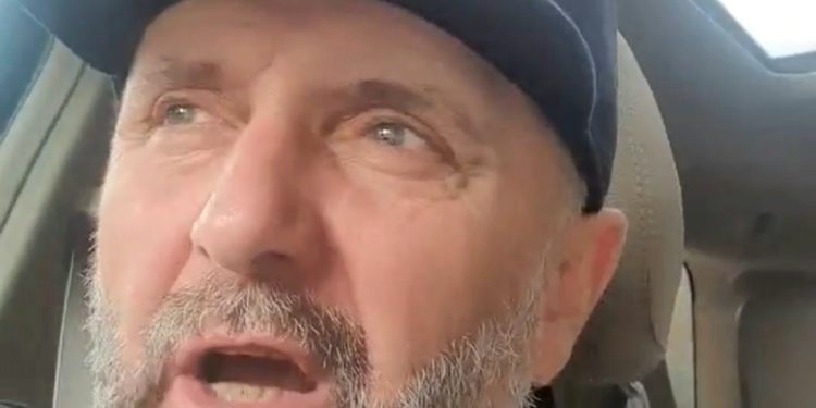 Nxehet konspiracionisti Alfred Çako: “Kafshë! Nuk e meritoni emrin njeri po nuk dolët nesër në protestë.” (video)